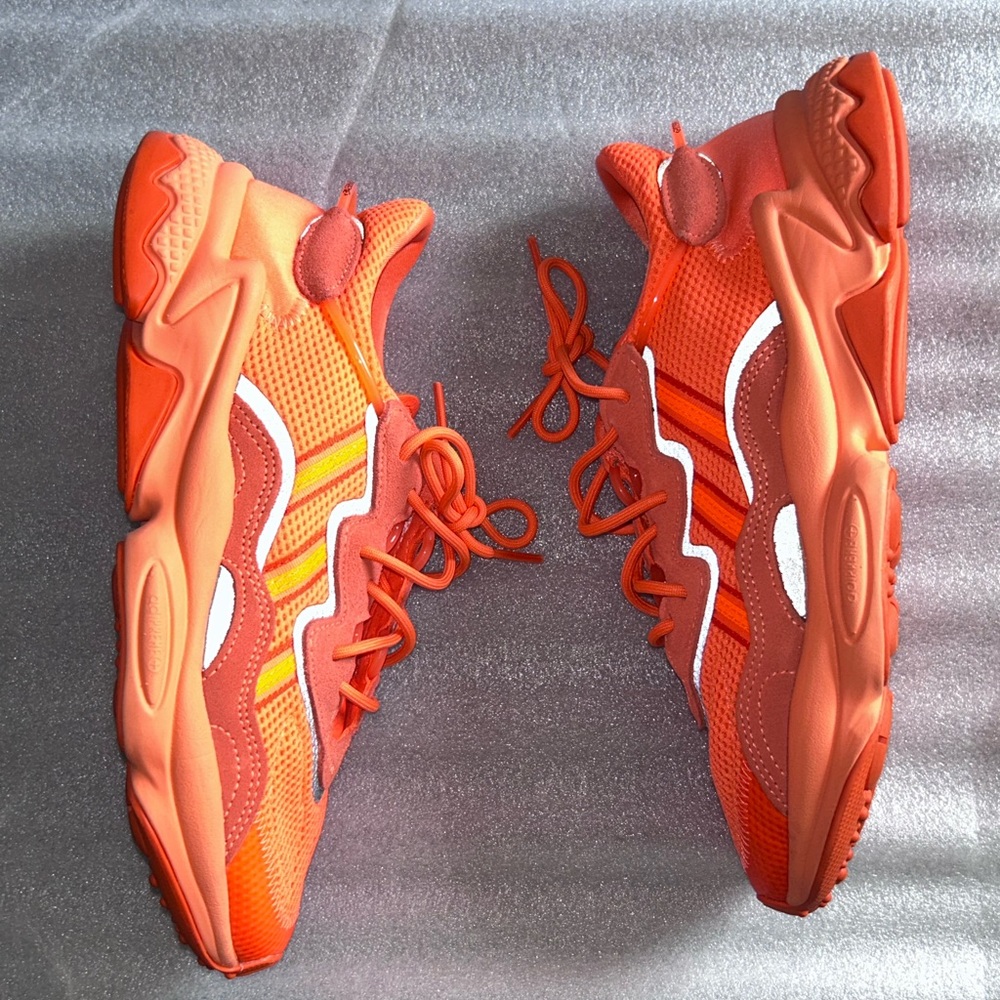 Adidas ozweego in Hyper-orange